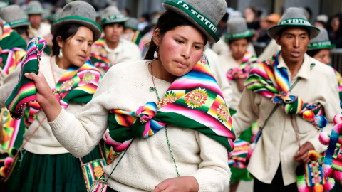 Varias indígenas bolivianas bailan durante el Anata Andina, en Carnaval. REUTERS