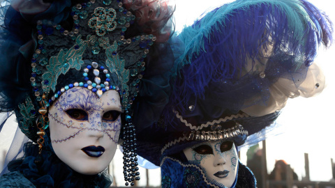 Varias personas vestidas con máscaras durante el Carnaval de Venecia. REUTERS