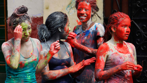 Varias niñas cubiertas de pintura durante las celebraciones callejeras en el Carnaval de Lima. REUTERS