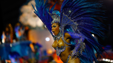 Un miembro de la escuela de samba Bangu desfila durante el Carnaval en Río de Janeiro. REUTERS