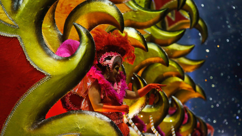 Un miembro de la escuela de samba Las Rosas de Ouro desfila en el sambódromo de Sao Paulo durante el Carnaval. REUTERS