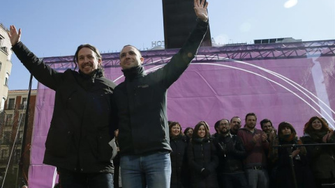 Pablo Iglesias y Luis Alegre, durante el acto de cierre de la campaña de Claro Que Podemos en la Comunidad de Madrid, este domingo. EFE/Juanjo Martín