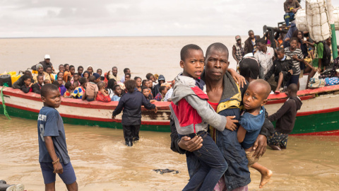 Supervivientes llegando al centro de evacuación de Beira, Mozambique. Reuters