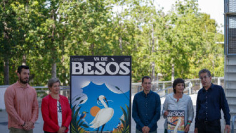 Los responsables municipales de los cuatro municipios con el cartel del 'Va de Besòs'.