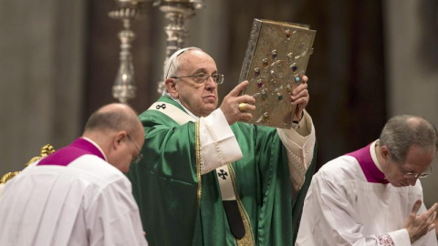 El Papa, durante la misa ofrecida este domingo en la Basílica de San Pedro. EFE