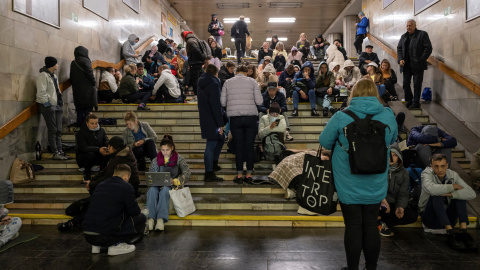 Ciudadanos se refugian en una estación de metro Kiev durante los bombardeos de los últimos días.