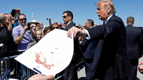 22/03/2019 - El presidente estadounidense Donald Trump con dos mapas de Siria que "representan el tamaño del Estado Islámico". / REUTERS - KEVIN LAMARQUE