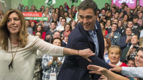 La presidenta de la Junta de Andalucía, Susana Díaz, y el secretario general del PSOE, Pedro Sánchez, en un acto del partido en Sevilla.  Archivo EFE