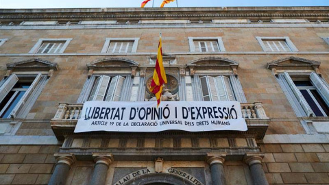 La nueva pancarta en el balcón del Palau de la Generalitat, con el lema "Libertad de opinión y expresión. Artículo 19 de la Declaración Universal de Derechos Humanos". (ALEJANDRO GARCÍA | EFE)