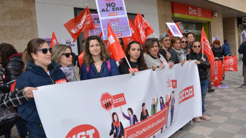 Manifestción de trabajadores contra el ERE en Dia, frente a uno de sus supermercados en Albacete. E.P.