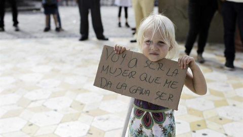 Una niña sostiene un cartel con motivo del Día Internacional de la mujer en una foto de archivo - EFE / JEFFREY ARGUEDAS