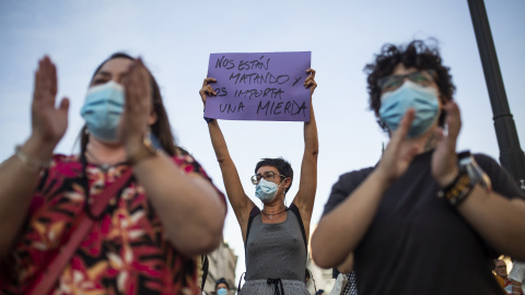 Una mujer sostiene un cartel en una concentración para exigir un Pacto de Estado Contra la Violencia de Género, en agosto de 2021 en Madrid.