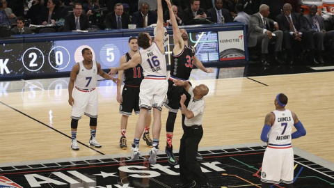 Los hermanos Gasol en el salto inicial del All-Star. /EFE