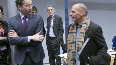 El presidente del Eurogrupo, el holandés Jeroen Dijsselbloem, con el ministro de Finanzas griego, Yanis Varoufakis, en la reunión extraordinaria de los ministros de la moneda única la semana pasada, previa a la cumbre de la UE. REUTERS/Yves Herman