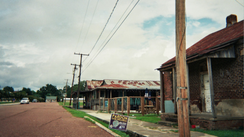 Una calle de Natchez con un cartel que dice "Pardon our progress".