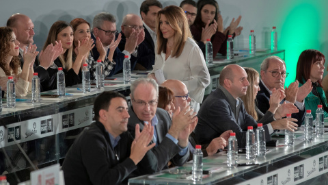 La secretaria general del PSOE-A y presidenta andaluza en funciones, Susana Díaz, recibe los aplausos de los miembros de la ejecutiva en la reunión que el Comité Director, máximo órgano entre Congresos. EFE/Julio Muñoz