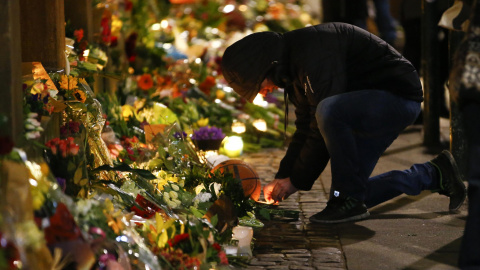 Un hombre deposita unas flores en el lugar donde se produjo el ataque terrorista en Copenhague. /REUTERS