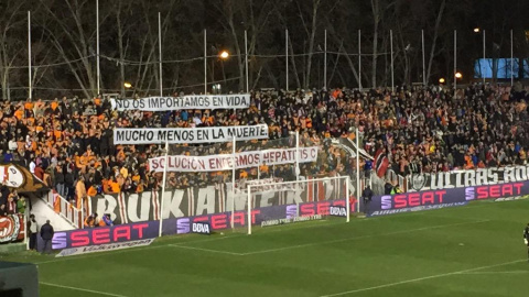 El grupo Bukaneros ayer en el estadio de Vallecas.