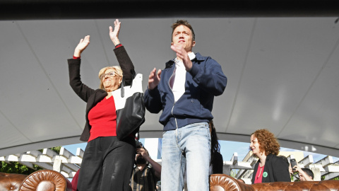 09/05/2019.- La candidata a la alcaldía de Más Madrid Manuela Carmena (i), y del candidato a la Comunidad Iñigo Errejón (d), durante el acto previo al inicio de campaña electoral para los comicios del 26 de mayo, este jueves en Madrid. EFE/Victor Ler