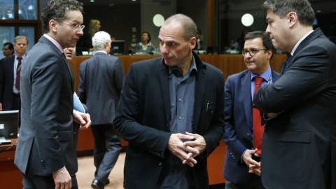 El presidente del Eurogrupo y ministro holandés de Finanzas, Jeroen Dijsselbloem, se cruza una mirada con el ministro griego Yanis Varoufakis mientras conversa con el ministro croata Boris Lalovac, antes del comienzo de la reunión del Ecofin en Bruselas