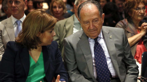 La vicepresidenta del Gobierno, Soraya Sáenz de Santamaría, conversa con el director del CNI, Félix Sanz Roldán. EFE