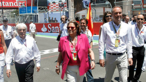 Rita Barberá y Alberto Fabra junto a Ecclestone en el circuito urbano de Valencia.