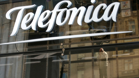 El logo de Teleónica, en su sede en la madrleña Gran Vía. REUTERS/Andrea Comas