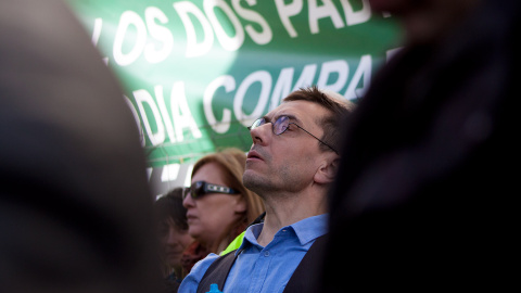 Juan Carlos Monedero observa a sus compañeros de partido durante el mitin tras la Marcha del Cambio. - JAIRO VARGAS