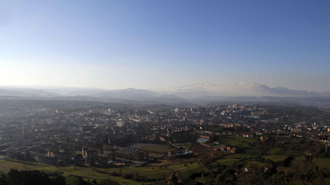 Vista del cielo contaminado de Oviedo desde el monte Naranco.  EFE/José Luis Cereijido