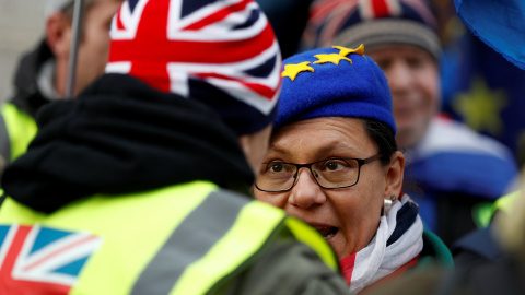 Una manifestante anti brexit mira a un hombre a favor de la salida de Reino Unido de la Unión Europea. / REUTERS - PETER NICHOLLS