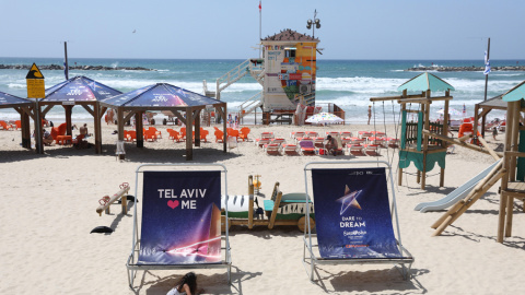 Tumbonas con la imagen de Festival de la Canción de Eurovisión en la playa de Tel Aviv (Israel). EFE/ Abir Sultan