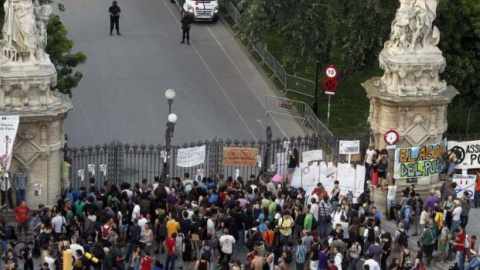 Cientos de indignados ante las puertas del Parque de la Ciutadella el 15 de junio de 2011. EFE