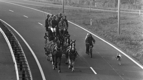 Un grupo de personas viaja por una carretera en una carroza movida por caballos en una jornada del 'Domingo sin coches' celebrada en los Países Bajos como respuesta a la crisis del petróleo de 1973.