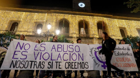 Concentración para protestar por la sentencia de la Manada, esta tarde en Sevilla. / EFE - JOSÉ MANUEL VIDAL