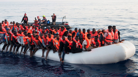 Fotografía cedida por la ONG alemana 'Mission Lifeline' que muestra un rescate en aguas internacionales del Mediterráneo | EFE/ Archivo