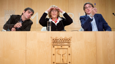 La alcaldesa de Madrid, Manuela Carmena,acompañada por el nuevo responsable municipal de Economía y Hacienda, Jorge García Castaño, y de la delegada de Equidad, Marta Higueras, durante la rueda de prensa que ha ofrecido en el Palacio de Cibeles.EFE/Lu