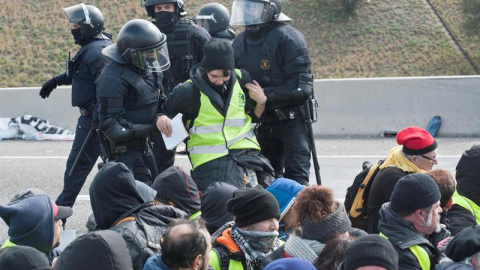 Los Mossos d,Esquadra han desalojado este mediodía a los manifestantes que desde primera hora de la mañana tenían cortada la autopista AP-7. /EFE