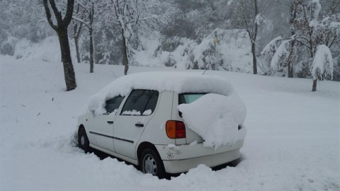 Complicaciones por la nieve: Cortado un tramo de la AP-6 y afectadas otras 300 carreteras. / Europa Press