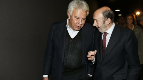 Felipe González y Alfredo Pérez Rubalcaba. EFE