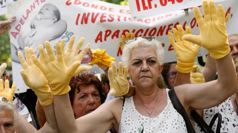 Una protesta de víctimas del robo de bebés en España, a las puertas del Congreso de los Diputados.- REUTERS/JUAN MEDINA