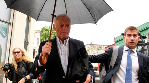 El exxdirectivo de la firma Ford en Argentina Pedro Muller a la salida del tribunal donde fue juzgado por su relación con los delitos de la dictadura. REUTERS/Bernardino Avila