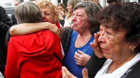 Familiares de extrabajadores de la planta de Ford Motor en Argentina y de víctimas de la dictadura se abrazan tras escuchar la sentencia que condena a exdirectivos de la firma estadounidense. REUTERS / Bernardino Avila