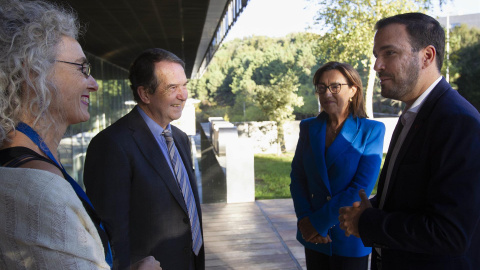 26/09/2022-El ministro de Consumo, Alberto Garzón, con la subdelegada del Gobierno, Maia Larriba; el alcalde de Vigo, Abel Caballero y la directora eecutiva del AESAN Isabel Peña-Rey (i), durante su visita al Laboratorio Nacional de Biotoxinas Marinas