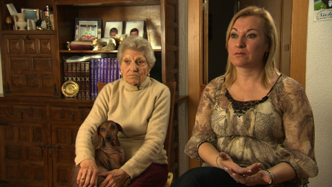 Inés Madrigal, junto a su madre Inés Pérez.