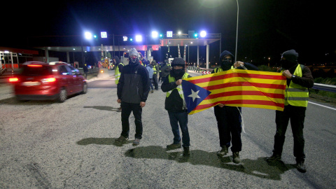 Un grupo de los Comités de Defensa de la República (CDR) levantan las barreras en la salida de la AP-7. / EFE