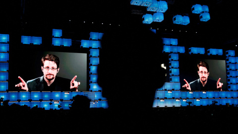 Edward Snowden participa por videoconferencia durante la conferencia Web Summit de Lisboa de noviembre de 2019.