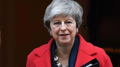 La primera ministra británica, Theresa May, abandona el número 10 de Downing Street en Londres. (ANDY RAIN | EFE)