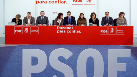 El presidente del Gobierno y secretario general del PSOE, Pedro Sánchez (c), la presidenta del partido Cristina Narbona (4i), y la portavoz en el Congreso Adriana Lastra (4d), durante la última reunión de la ejecutiva federal socialista. EFE/Emilio Nar