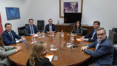 Los equipos negociadores de Partido Popular y Ciudadanos, encabezados por el presidente del PP andaluz, Juanma Moreno (i), y el líder regional de Ciudadanos, Juan Marín (2ºd), al comienzo de la reunión en el Parlamento andaluz en Sevilla para tratar s