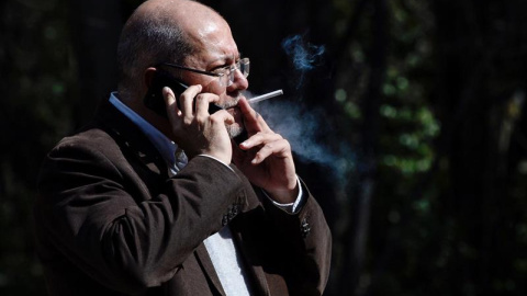 Francisco Igea, fuma un cigarrillo, tras conocerse los primeros resultados que daban ganadora a Silvia Clemente. Tras recurrir, será él el candidato. EFE/NACHO GALLEGO